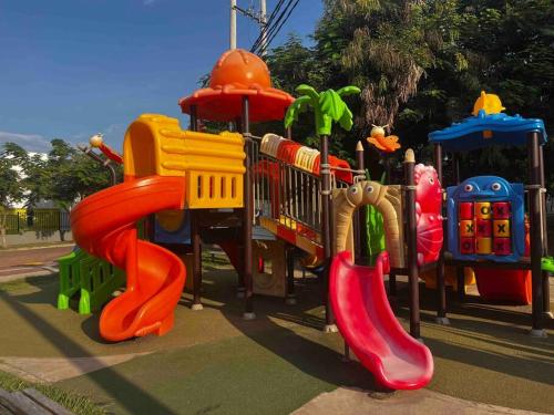 un parque con un área de juegos con tobogán en Disconnect, rest and enjoy., en Ricaurte