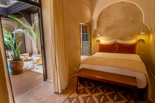 - une chambre avec un lit et une grande fenêtre dans l'établissement Riad Bab 54, à Marrakech