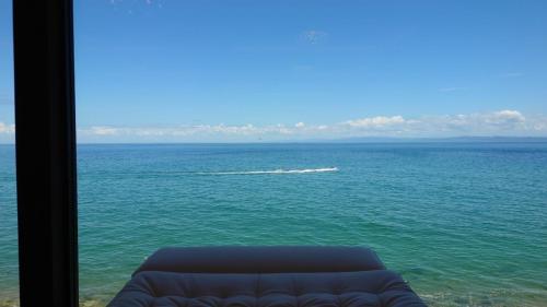 洲本市にあるNamioto Terrace Suite Villa in AIGA - Vacation STAY 30549vのソファ付きの客室から海の景色を望めます。