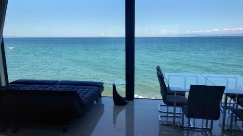 sala de estar con vistas al océano en Namioto Terrace Suite Villa in AIGA - Vacation STAY 30551v, en Sumoto