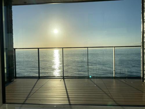 uma vista para o oceano a partir da varanda de um navio de cruzeiro em Namioto Terrace Suite Villa in AIGA - Vacation STAY 30551v em Sumoto