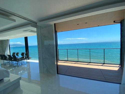 洲本市にあるNamioto Terrace Suite Villa in AIGA - Vacation STAY 30551vの海の景色を望むお部屋