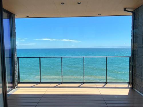 - Balcón con vistas al océano en Namioto Terrace Suite Villa in AIGA - Vacation STAY 30551v, en Sumoto