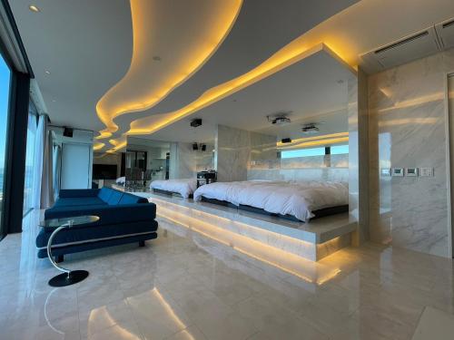 um quarto com 2 camas e uma secretária. em Namioto Terrace Suite Villa in AIGA - Vacation STAY 30547v em Sumoto