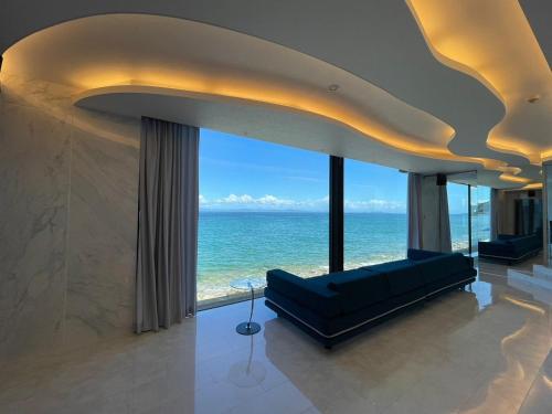 uma sala de estar com um sofá e vista para o oceano em Namioto Terrace Suite Villa in AIGA - Vacation STAY 30547v em Sumoto