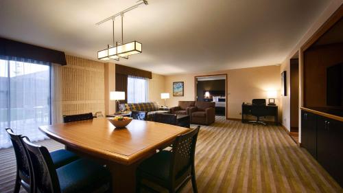Χώρος καθιστικού στο Best Western Plus University Inn