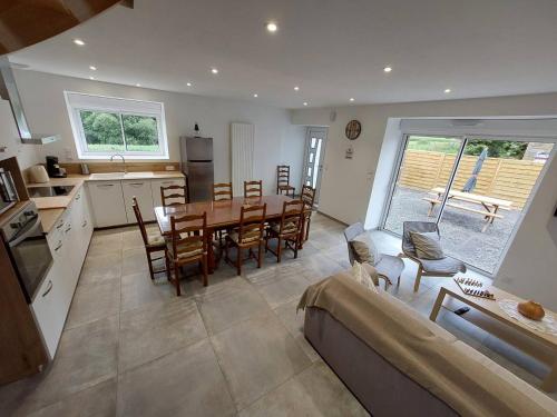 une cuisine et une salle à manger avec une table et des chaises dans l'établissement gite a la campagne, à Saint-Aubin-de-Terregatte
