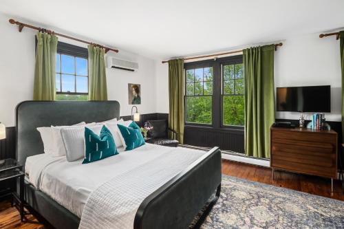 a bedroom with a large bed and a television at Hotel Mountain Brook in Tannersville