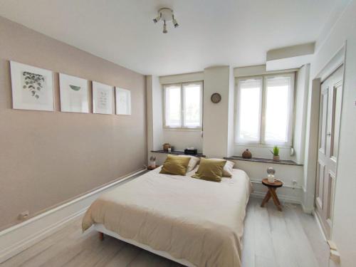 Sublime appartement hyper centre Hirsonにあるベッド