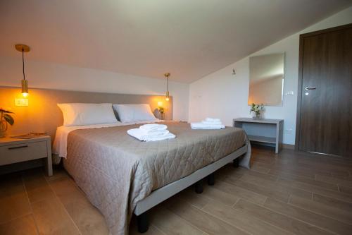 Trivento的住宿－B&B La Caruscia，一间卧室配有一张大床和毛巾