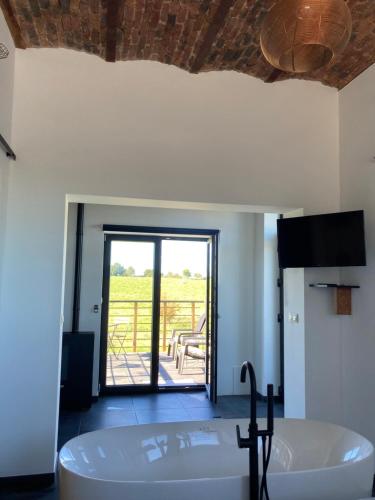 Una televisión o centro de entretenimiento en Au p'tit cachot (Gîte insolite)