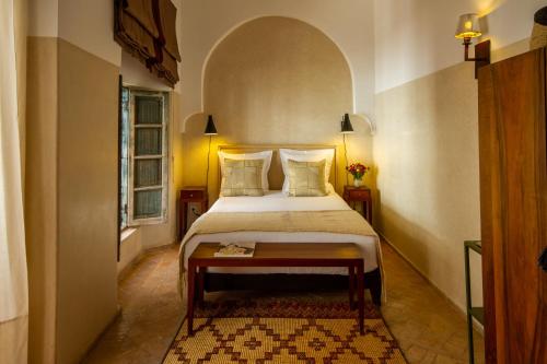- une chambre avec un lit et une table dans l'établissement Riad Bab 54, à Marrakech