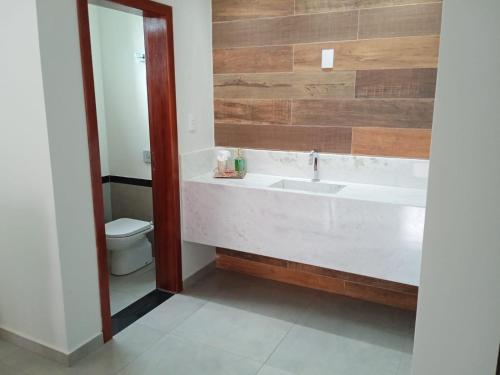 Vonios kambarys apgyvendinimo įstaigoje Casa em bairro Nobre, valor da diária por quarto em casa compartilhada