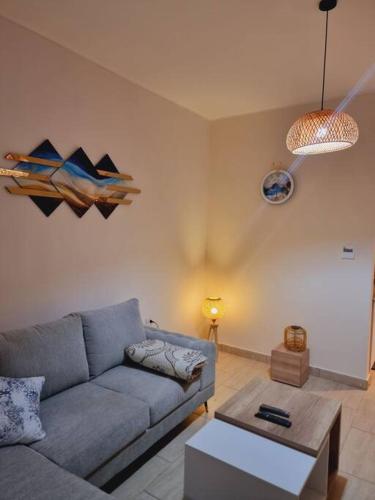 a living room with a couch and a table at Tolles Modernes Studio in Aldau in Hurghada