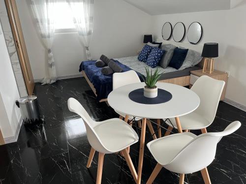 a living room with a table and chairs and a couch at Villa Laki Rab Studio App Teras in Banjol