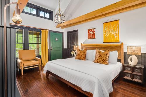 a bedroom with a bed and a chair at Hotel Mountain Brook in Tannersville