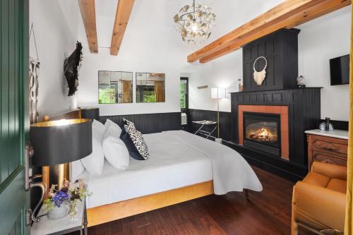 a bedroom with a bed and a fireplace at Hotel Mountain Brook in Tannersville