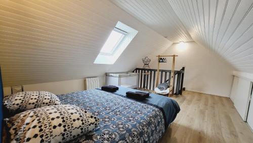 1 dormitorio con 1 cama en el ático en KerElo Le Ptit St Roch, maisonnette cosy, mer 5km, Ploudalmezeau, en Ploudalmézeau