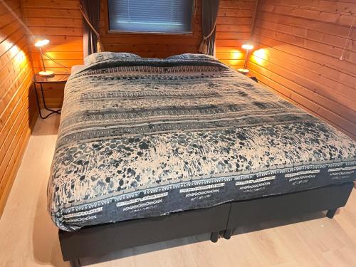 1 cama grande en una habitación con 2 lámparas en Heppenhaus en Uelsen