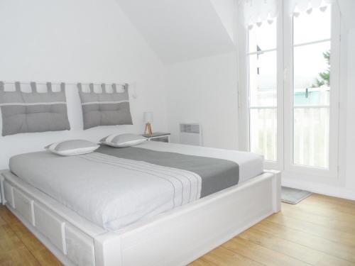 une chambre blanche avec un lit blanc et une fenêtre dans l'établissement Cottage 3 Pièces Avec Jardin Privatif Sud, Parking, Piscine - Proche Port Guillaume - FR-1-487-320, à Dives-sur-Mer