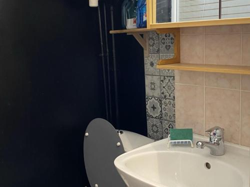 une salle de bain avec des toilettes blanches et un lavabo dans l'établissement Appartement 2 Pièces à Cabourg, Proche Plage et Thalasso, Balcon, Wifi, 4 Pers - FR-1-487-315, à Cabourg