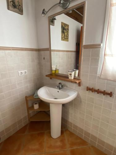 een badkamer met een wastafel en een spiegel bij Casa Rural Coripe in Coripe