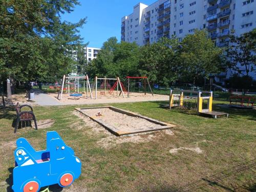 un parque infantil con un tren azul en un parque en Mokotowskie moje sny, en Varsovia