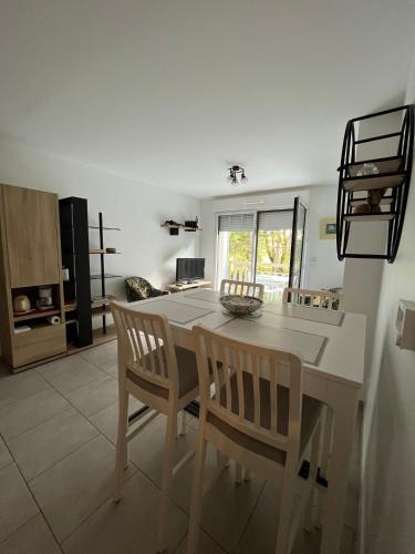 une cuisine et une salle à manger avec une table et des chaises dans l'établissement Résidence de la Brasserie, à Saint-Valery-sur-Somme