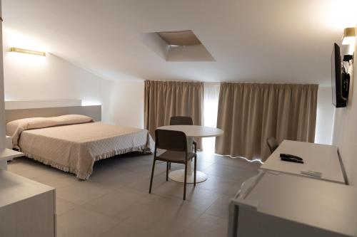 1 dormitorio con 1 cama, 1 mesa y 1 cama en Il Colle, en Ferentino