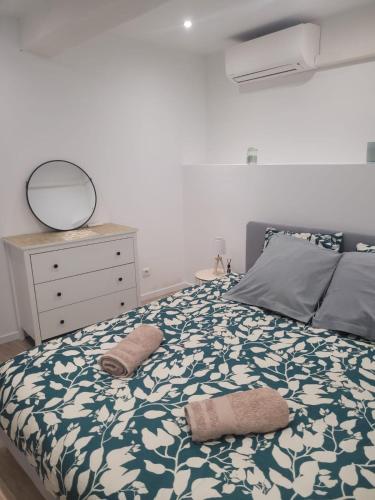 une chambre avec un lit avec deux oreillers dessus dans l'établissement Appartement au cœur du village, à Malaucène