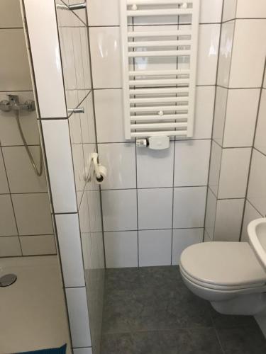 a bathroom with a toilet and a window at HOSTEL 66 Bremerhaven Geestland in Imsum