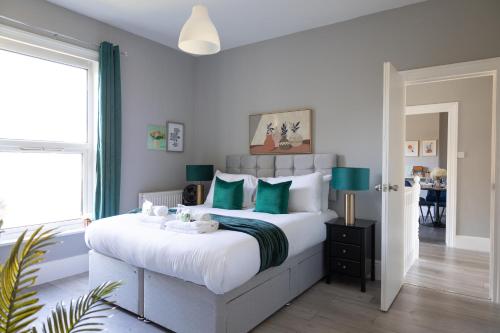 En eller flere senge i et værelse på 2 Bed Apartment by AV Stays Short Lets & Serviced Accommodation Sittingbourne Kent