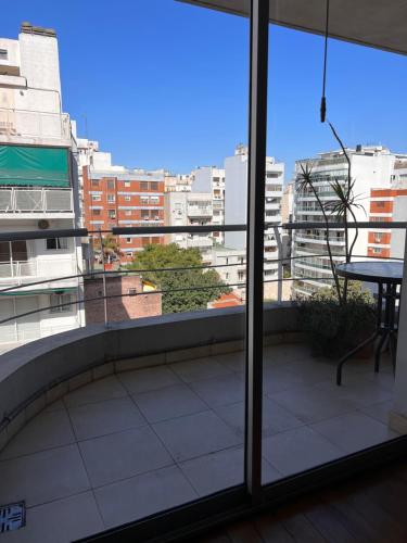 balcón con mesa y vistas a la ciudad en Best location, comfort and luminous in Palermo 1 en Buenos Aires