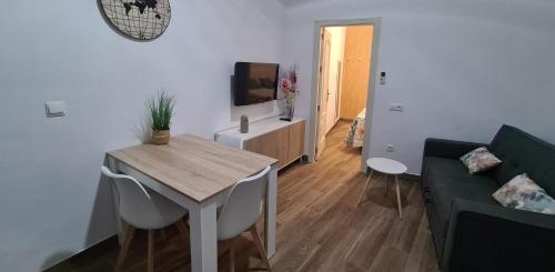 Μια τηλεόραση ή/και κέντρο ψυχαγωγίας στο Apartamento Puente Triana