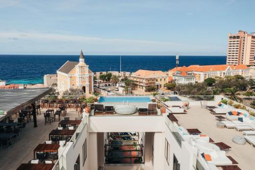 uma vista para o oceano a partir da varanda de um resort em Elements Hotel & Shops Curaçao em Willemstad
