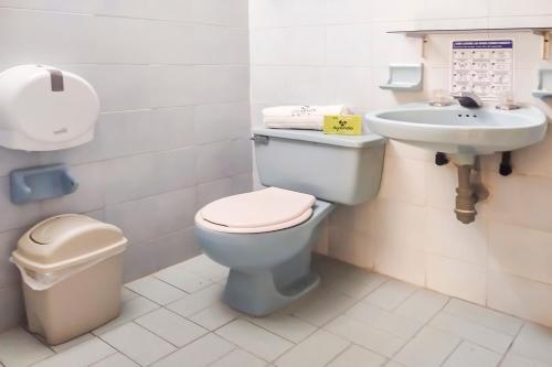 a bathroom with a toilet and a sink at Ayenda 1622 Charmin in Santa Marta