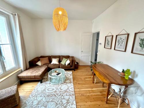 un salon avec un canapé et une table dans l'établissement Appartement entier en plein coeur du centre ville, à Compiègne