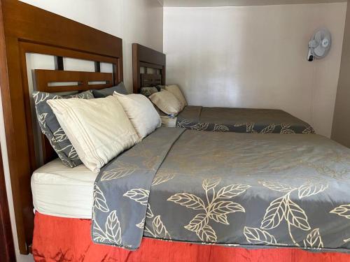 Ένα ή περισσότερα κρεβάτια σε δωμάτιο στο Del Bosque Tj Inn