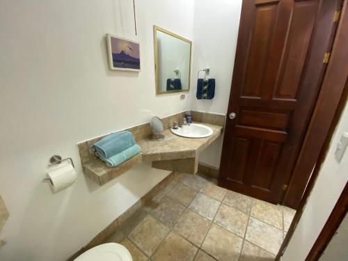 Ванная комната в Sofia Apartments in Escalante, San Jose Center