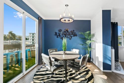 uma sala de jantar com paredes azuis e uma mesa e cadeiras em Beverly Hills Penthouse 2 BR Apt with Parking 407 em Los Angeles
