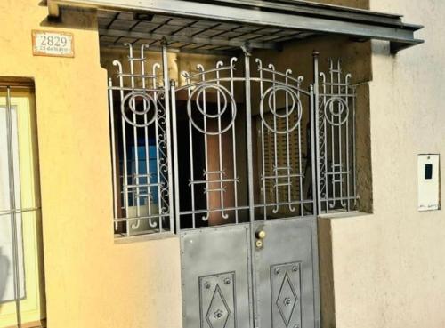 una puerta de metal en la parte delantera de un edificio en Alojamientos Mis nonos en Mendoza