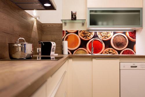 uma cozinha com um balcão com tigelas de comida em Apartment Schafbergblick mit Balkon ID 8607747 und Apartment Himmelspforte mit Balkon ID 8607779 em Mondsee
