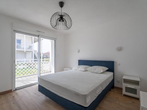 une chambre avec un lit et une grande fenêtre dans l'établissement Appartement Neuf 3* à Mimizan - 100m de l'Océan, Piscine, Clim, WiFi, 4 Pers, Ménage inclus - FR-1-50-112, à Mimizan