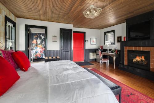 a bedroom with a large bed and a fireplace at Hotel Mountain Brook in Tannersville