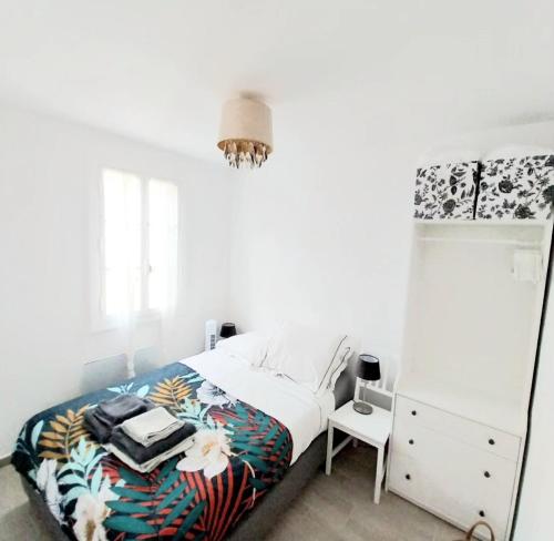 een witte slaapkamer met een bed en een dressoir bij Artists Apartment Montpellier-Place de la Comédie in Montpellier