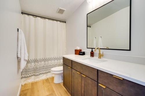 uma casa de banho com um lavatório, um WC e um espelho. em Mountain Green Luxury Retreat By Snowbasin Resort! 