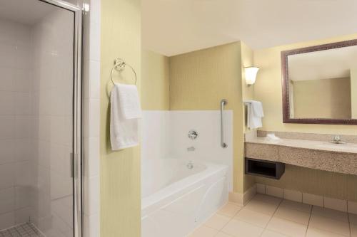 Ванная комната в Hilton Garden Inn Chicago/Midway Airport