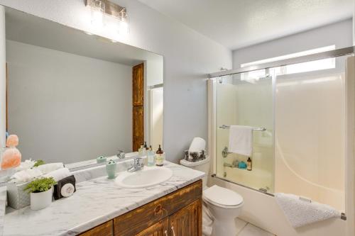 Ένα μπάνιο στο Montrose Retreat with Stunning Mountain Views!