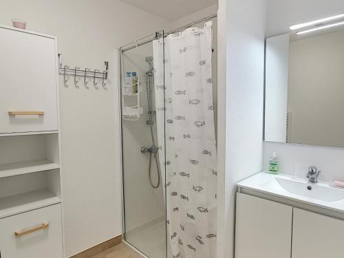 une salle de bain avec douche et lavabo dans l'établissement T3 neuf climatisé avec terrasse, piscine et parking à Argelès-sur-Mer - FR-1-732-27, à Argelès-sur-Mer