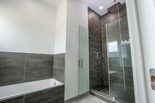 uma casa de banho com um chuveiro e uma porta de vidro em Modern 4-Bedroom Townhouse with Pool! em Miami
